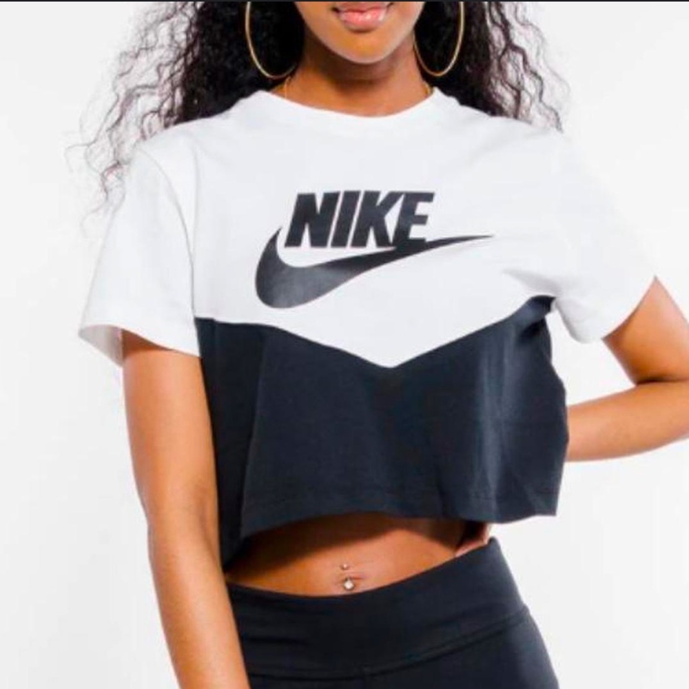 NIKE Crop Top